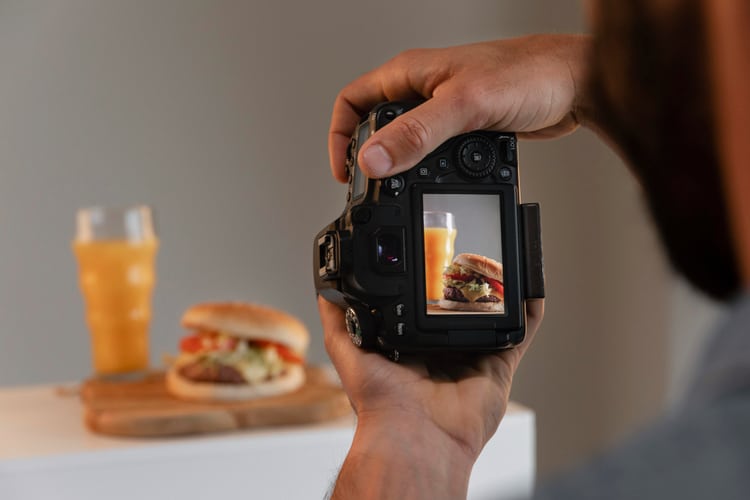 Ide usaha rumahan adalah Fotografer Makanan