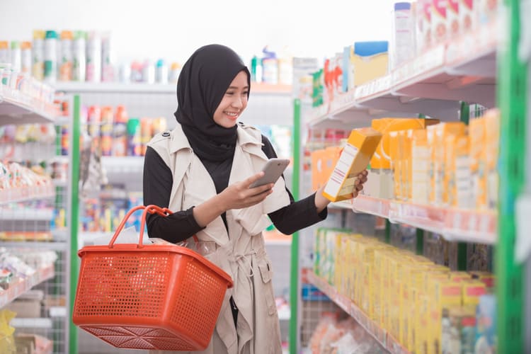 Wanita Belanja Fast Moving Consumer Goods di Minimarket