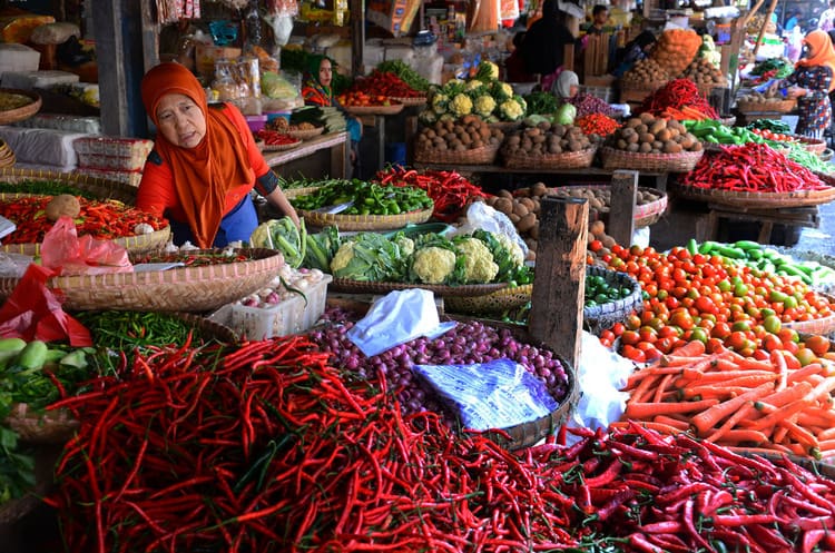Pedagang Sayuran Melayani Calon Pembeli Di Pasar Tradisional, Cikurubuk, Tasikmalaya, Jawa Barat, Selasa (5/8).