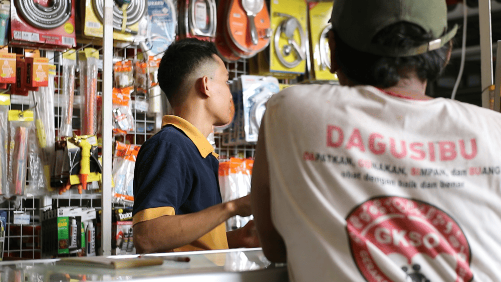 Suasana Usaha Toko Bangunan Di Sidoarjo