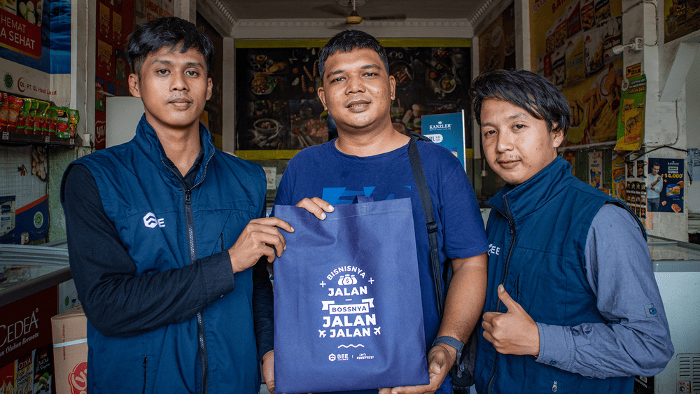 Foto Yuspian Pemilik Ridwan Frozen Dengan Tim Bee