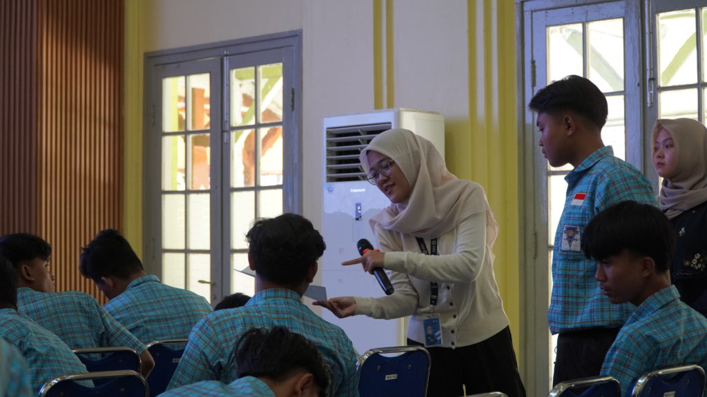 Potret Interaksi Bee Bersama Peserta Career Talk Smkn 2 Surabaya