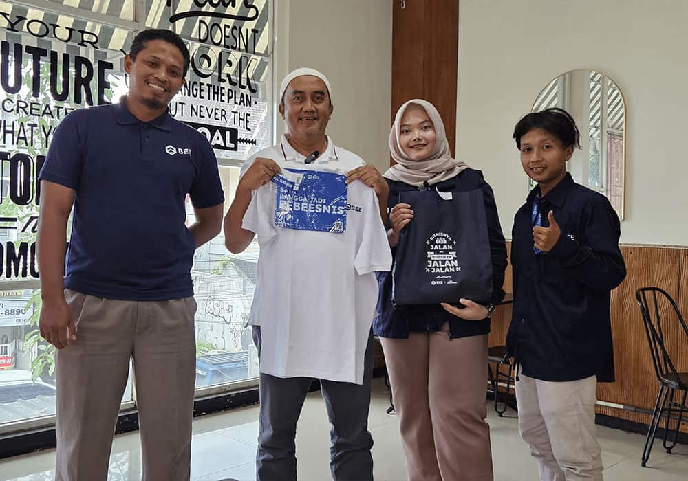 Foto Tim Bee Bareng Owner Mie Bakar Celaket Dan Pak Sunan Konsultan Malang