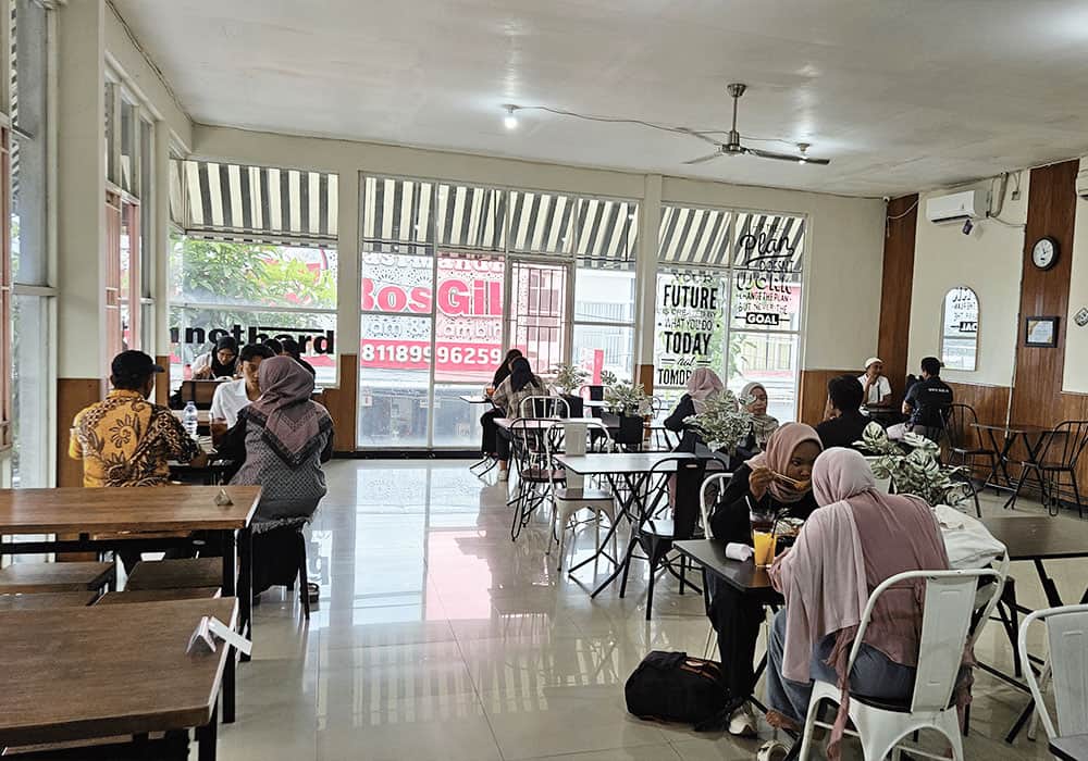 Suasana Keramaian Pelanggan Makan Dine In Di Mie Bakar Celaket