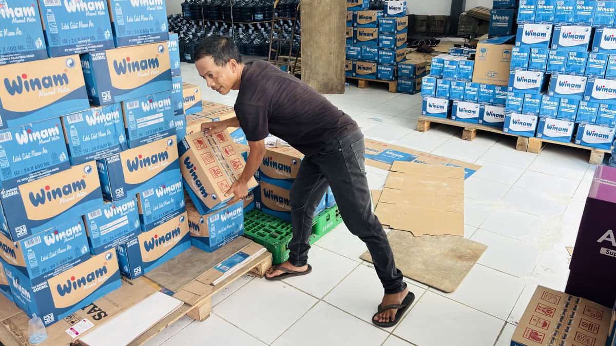 Karyawan Gudang Sumber Kana Berkat Distributor Air Mineral