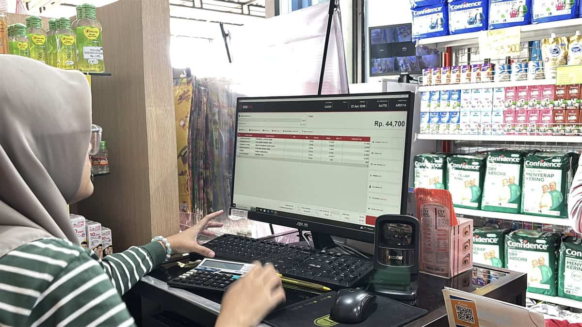 Kasir Yuki Kids Sedang Melayani Penjualan