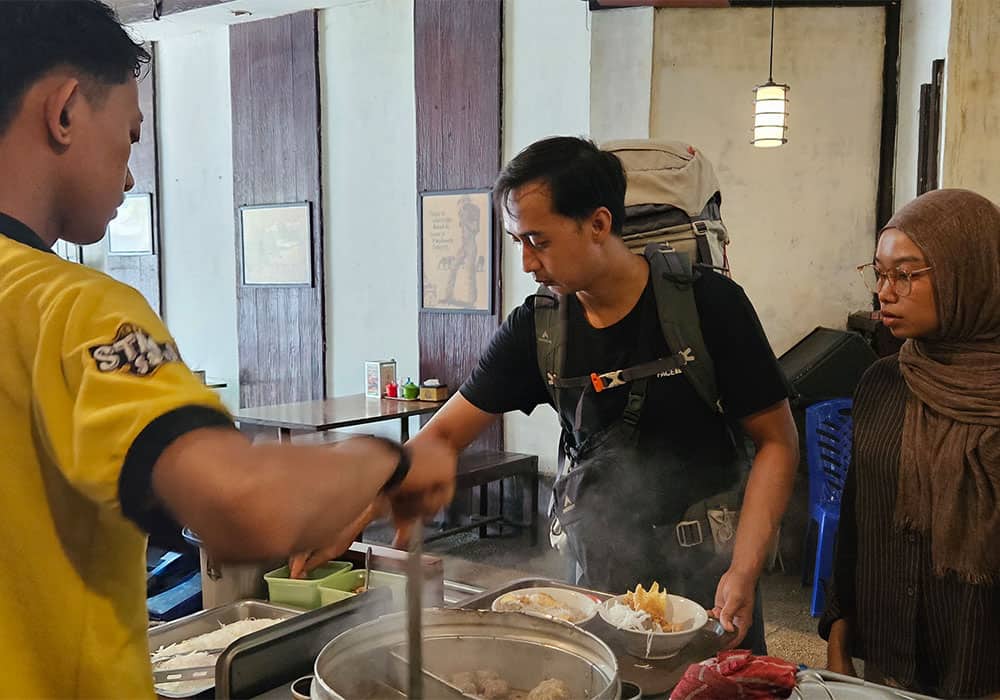 Pelanggan Dilayani Di Bakso Bakar Ss