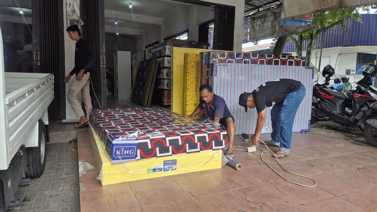 Suasana Packing Spring Bed Di Toko Murah Mebel